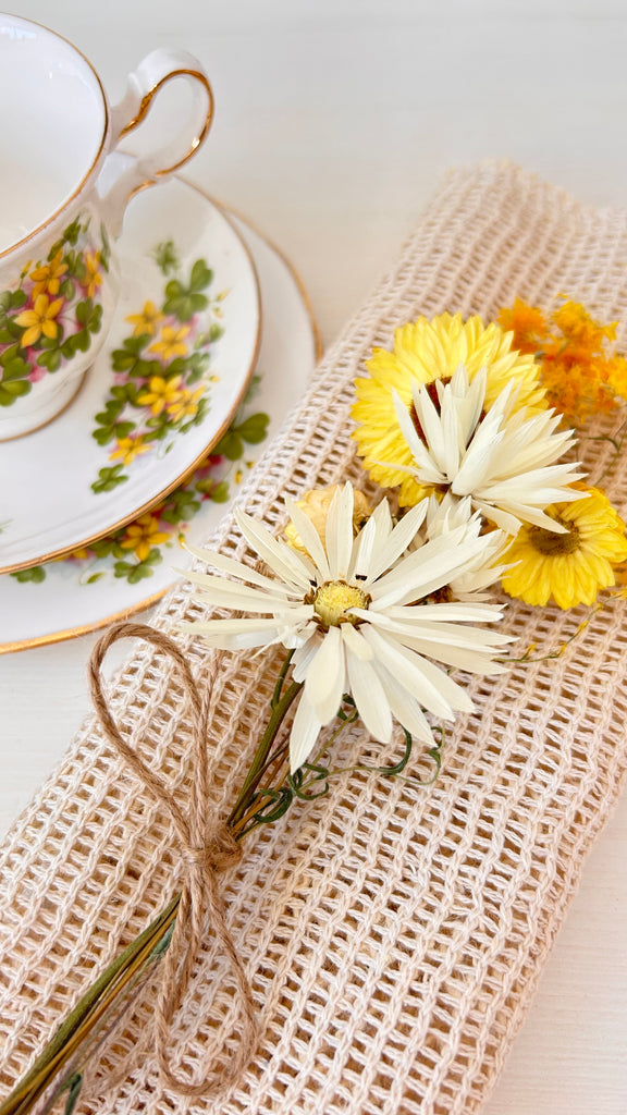 sunshine gift posy as place setting